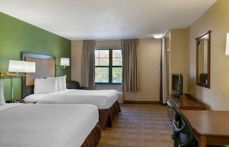 Escritorio, tabla de planchar con plancha, wifi gratis y ropa de cama . Extended Stay America Suites Detroit Canton