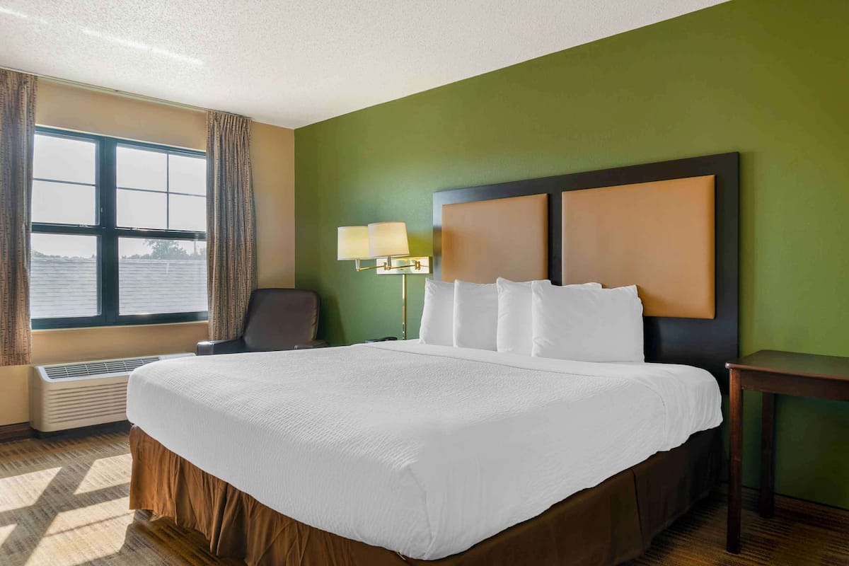 Studio, 1 King Bed, Non Smoking | Desk, iron/ironing board, free WiFi, bed sheets