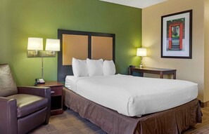 Desk, blackout curtains, iron/ironing board, free WiFi - Extended Stay America Suites Savannah Midtown (Savannah)