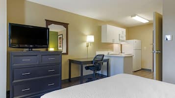 Studio, 1 Queen Bed, Non Smoking | Desk, laptop workspace, iron/ironing board, free WiFi