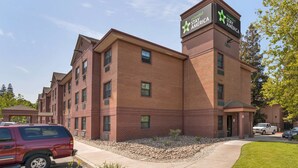 A brick building with multiple windows and a sign for Extended Stay America. - Extended Stay America Suites Stockton March Lane (Stockton)