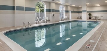 Una piscina cubierta, tumbonas