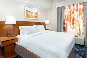 Escritorio, cortinas opacas, tabla de planchar con plancha
