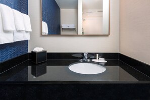 Bañera, artículos de higiene personal gratuitos y secador de pelo