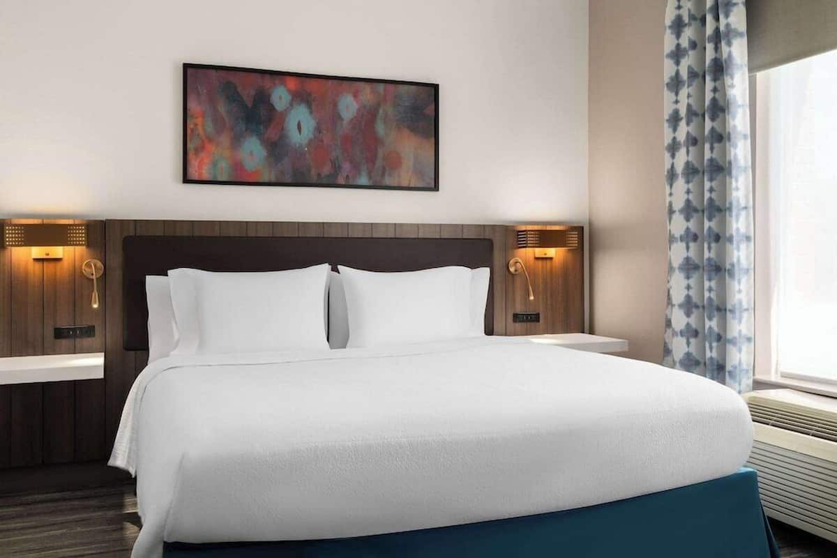 Hypo-allergenic bedding, down duvets, in-room safe, desk