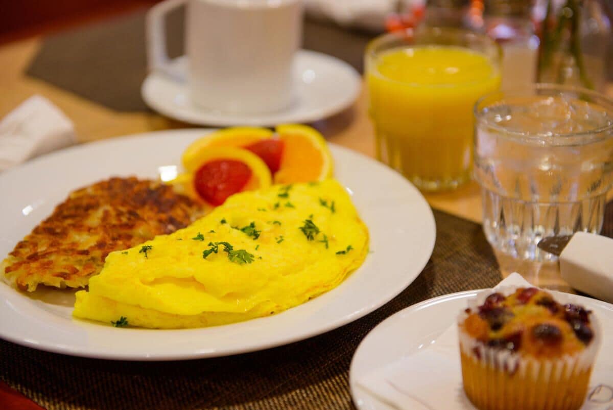 daily cooked-to-order breakfast for a fee