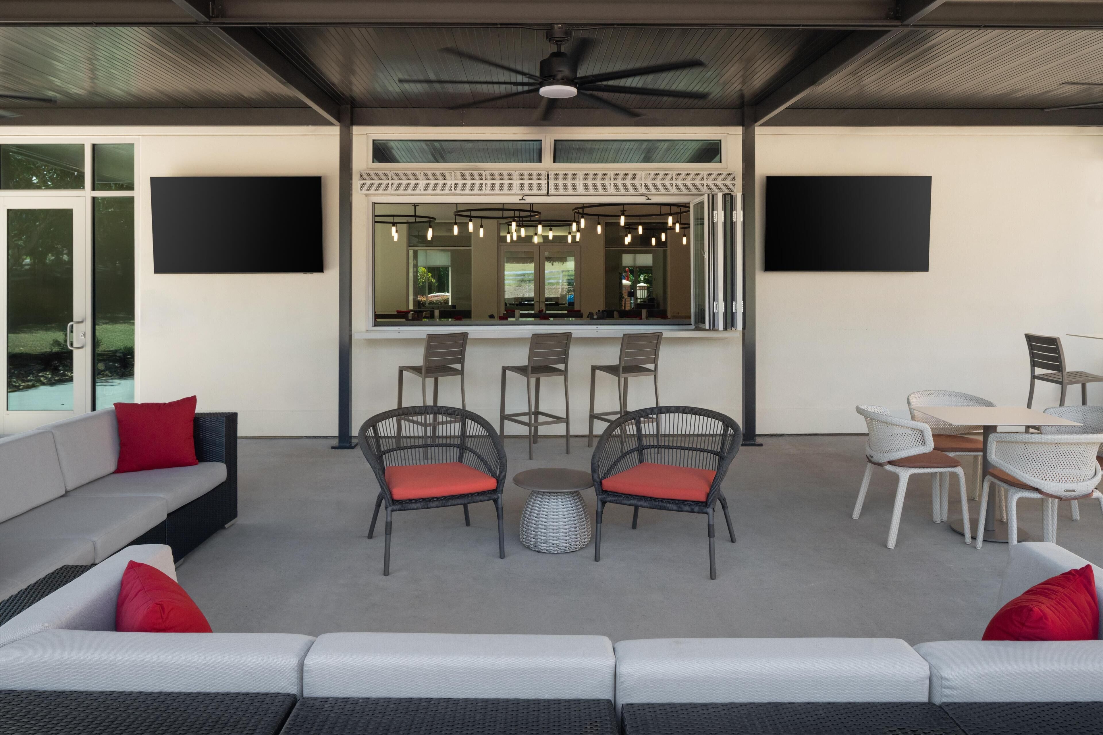 Petit déjeuner et dîner servis sur place