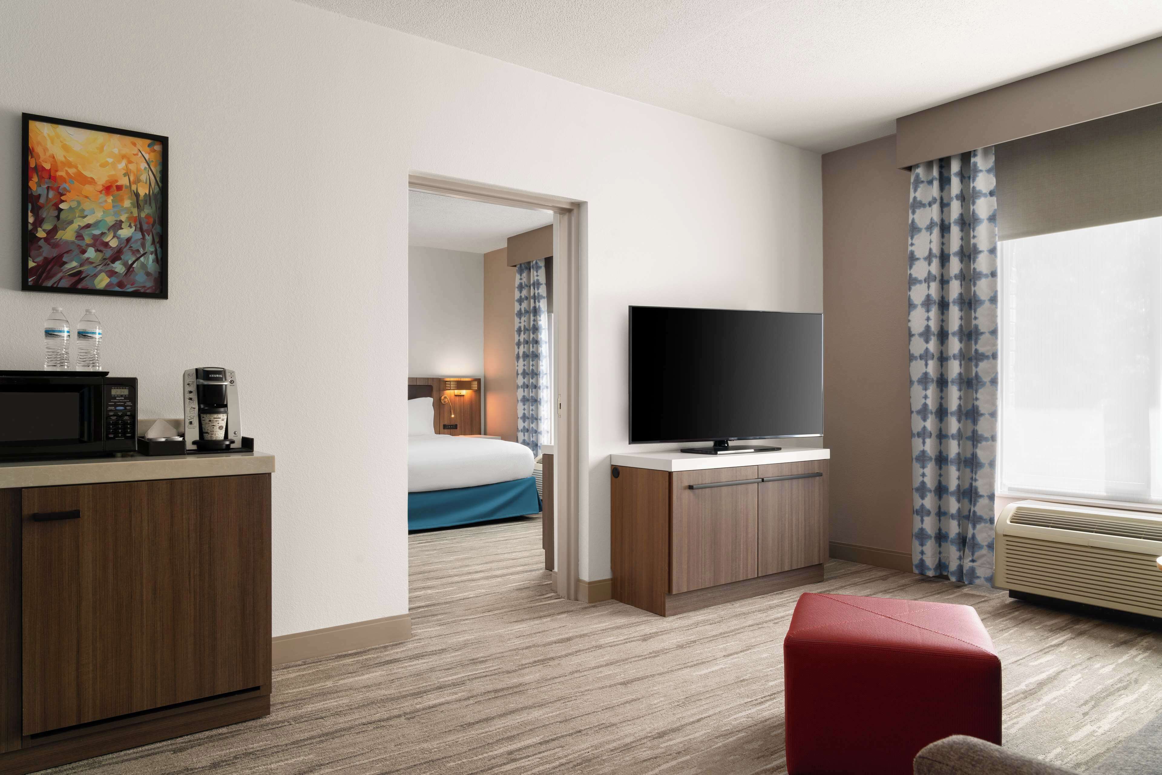 Suite, 1 King Bed, Accessible | Hypo-allergenic bedding, down duvets, in-room safe, desk