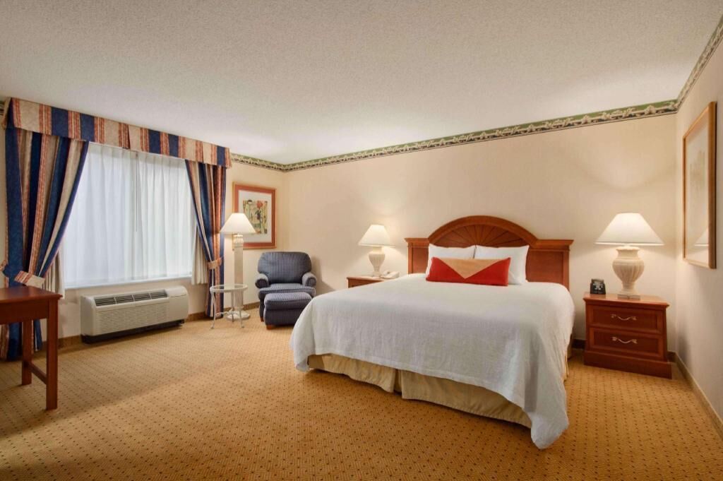 Zimmersafe, individuell eingerichtet, Schreibtisch