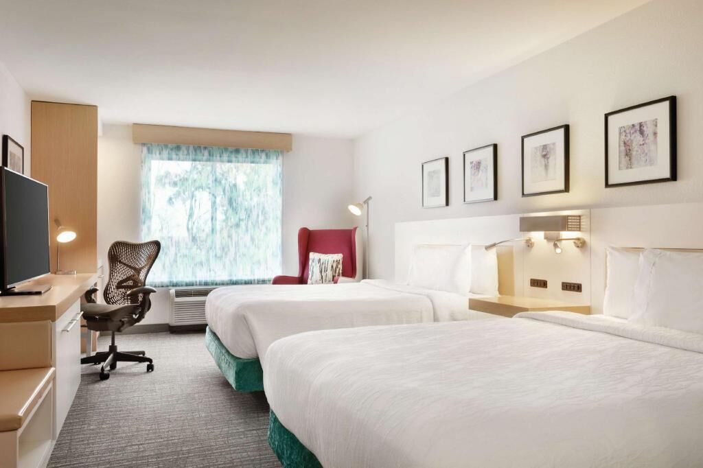 Zimmersafe, individuell eingerichtet, Schreibtisch