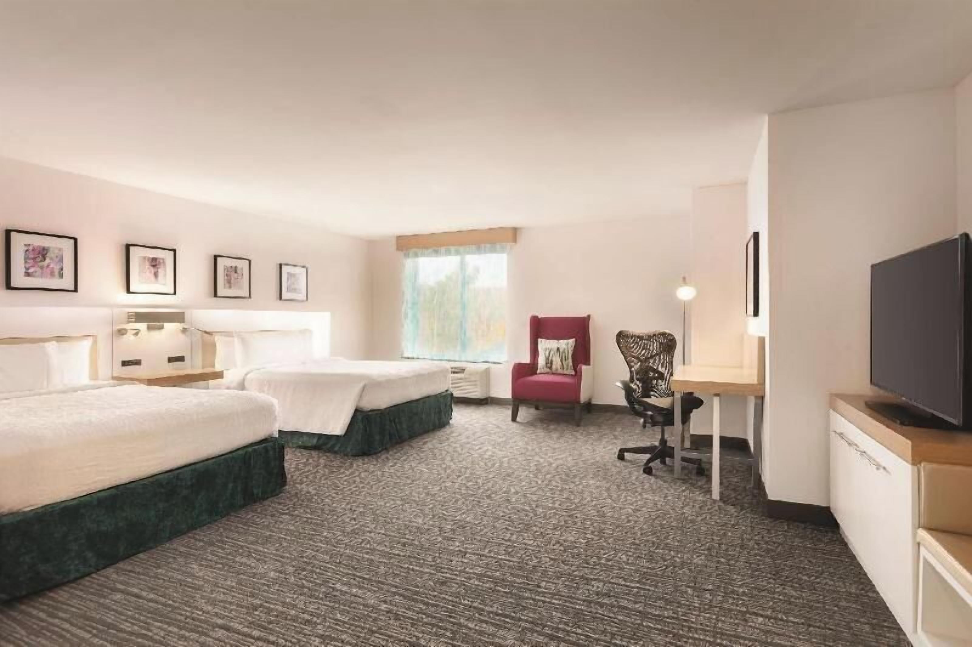 Zimmersafe, individuell eingerichtet, Schreibtisch