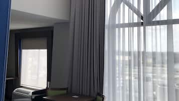 Executive Room, 1 King Bed, Non Smoking | Blackout drapes, iron/ironing board, free cribs/infant beds