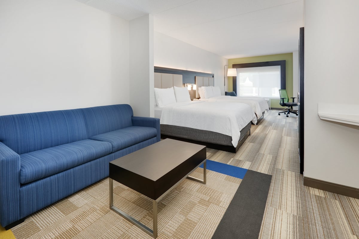 Sviitti, 2 keskisuurta parisänkyä (Additional Living Area) | Pillowtop-patjalliset sängyt, tallelokero huoneessa, työpöytä
