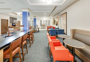 Free daily buffet breakfast - Holiday Inn Express & Suites Dublin by IHG (Dublin)