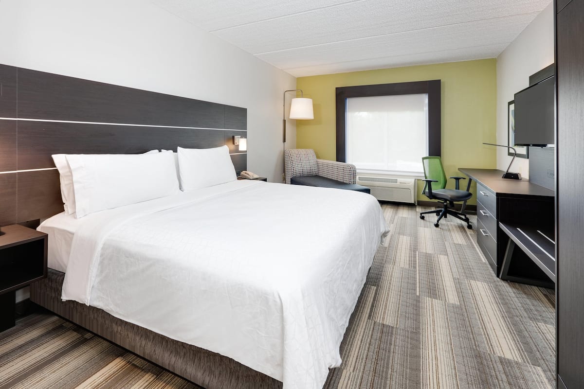 Pillowtop beds, in-room safe, desk, blackout drapes