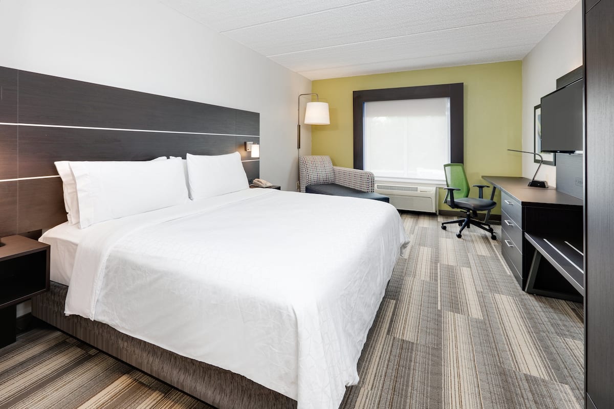 standard room, 1 king bed | pillow-top beds, in-room safe, desk, blackout curtains