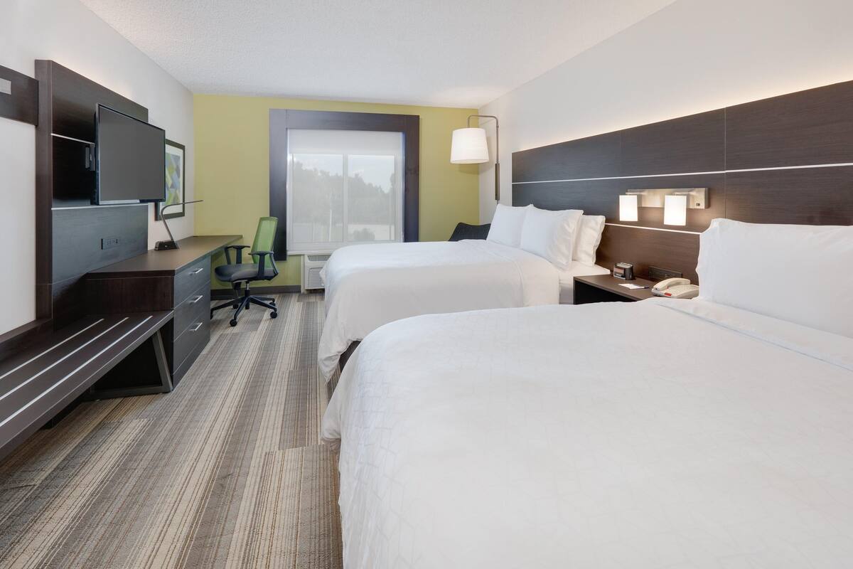 Pillowtop beds, in-room safe, desk, blackout drapes