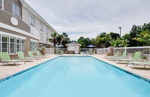 Una piscina al aire libre de temporada