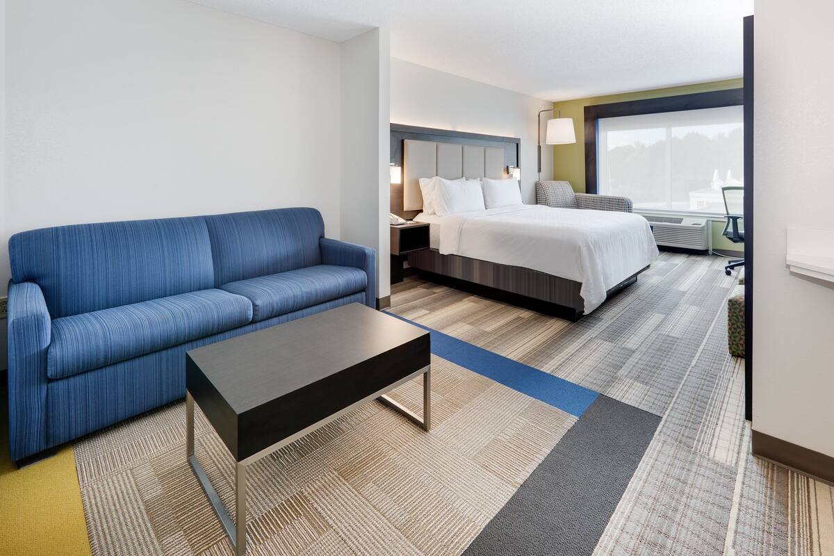Suite, 1 King Bed (Additional Living Area) | Pillowtop beds, in-room safe, desk, blackout drapes