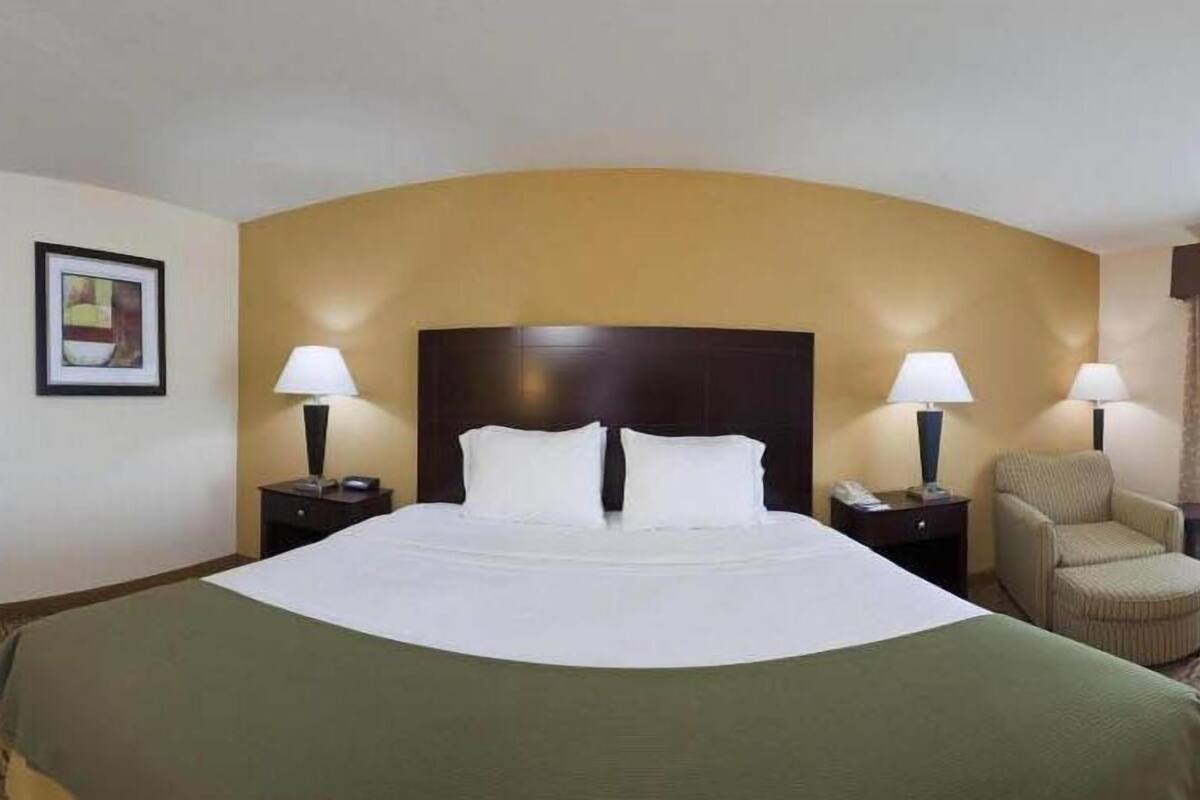 1 bedroom, in-room safe, desk, iron/ironing board