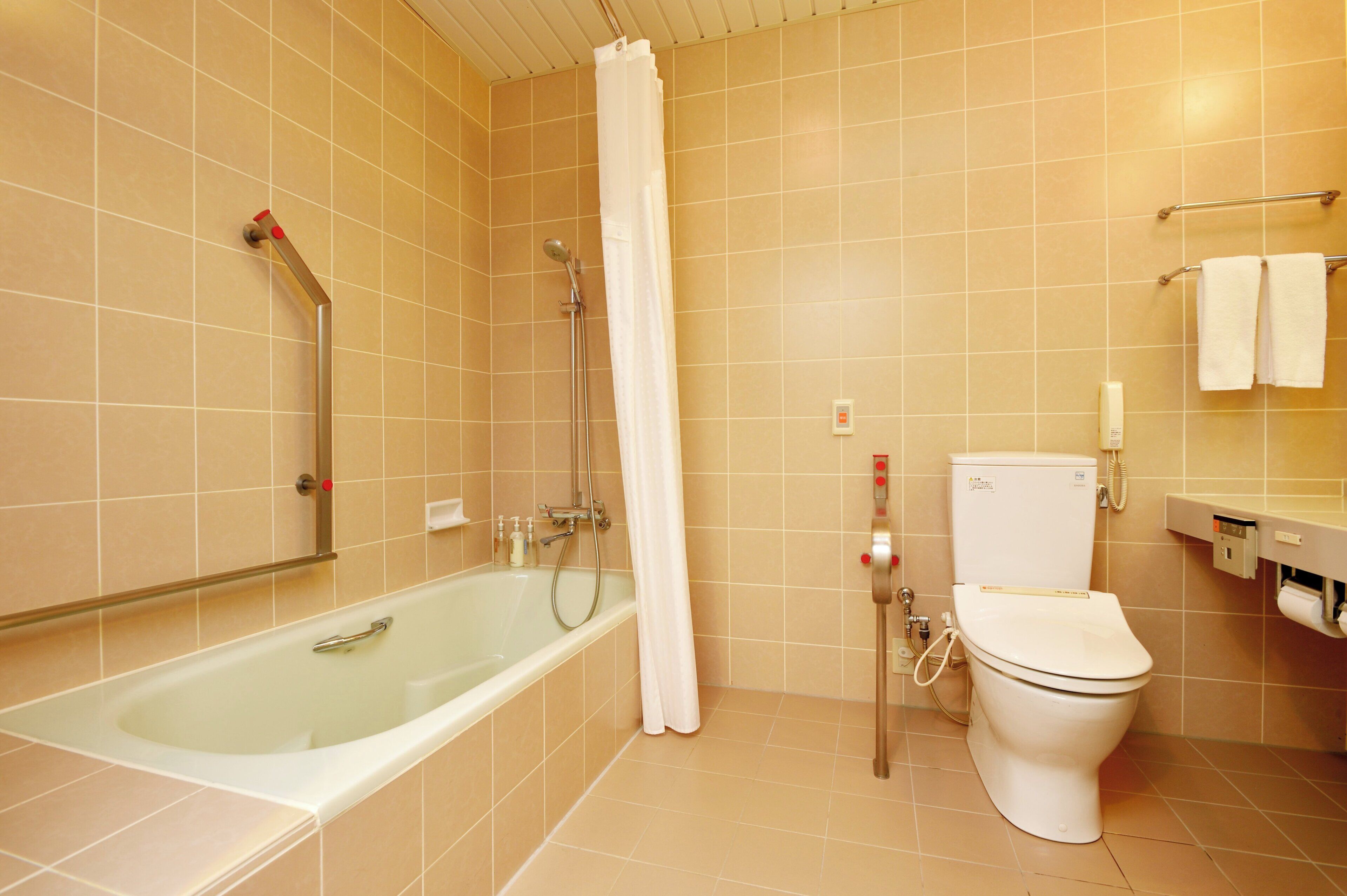 Un baño con bañera, inodoro y ducha.