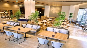 Café da manhã, almoço e jantar; culinária internacional 