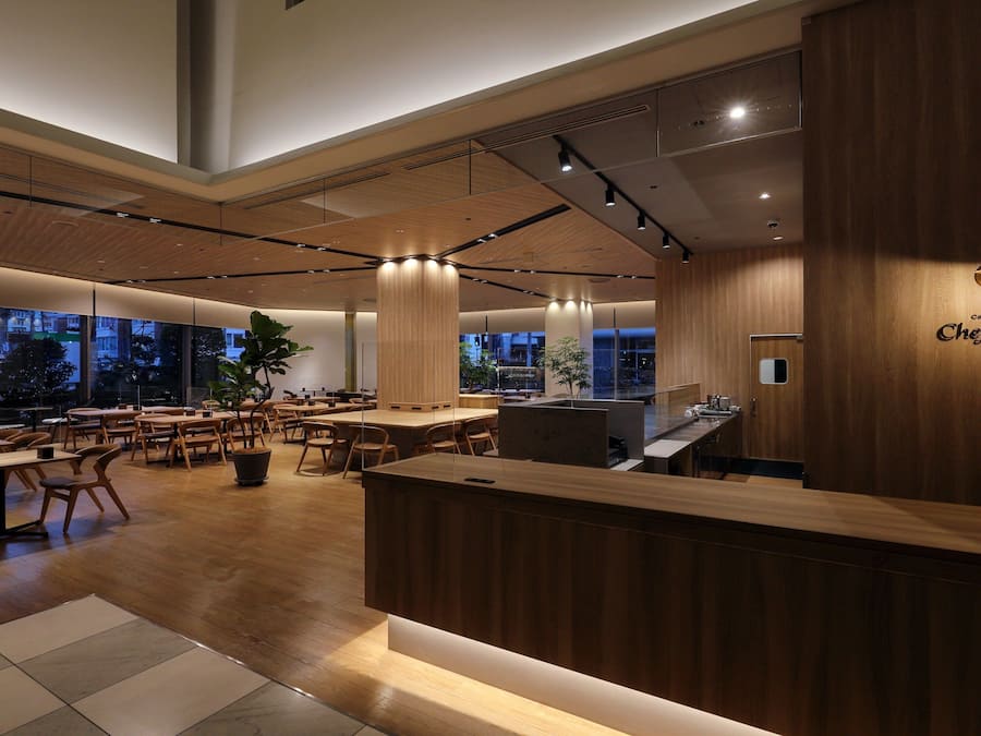 Breakfast, lunch, dinner served; international cuisine