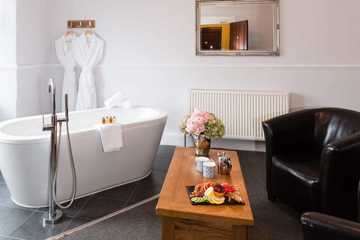 Suite | Bagno | Doccia, set di cortesia gratuito, asciugacapelli, asciugamani