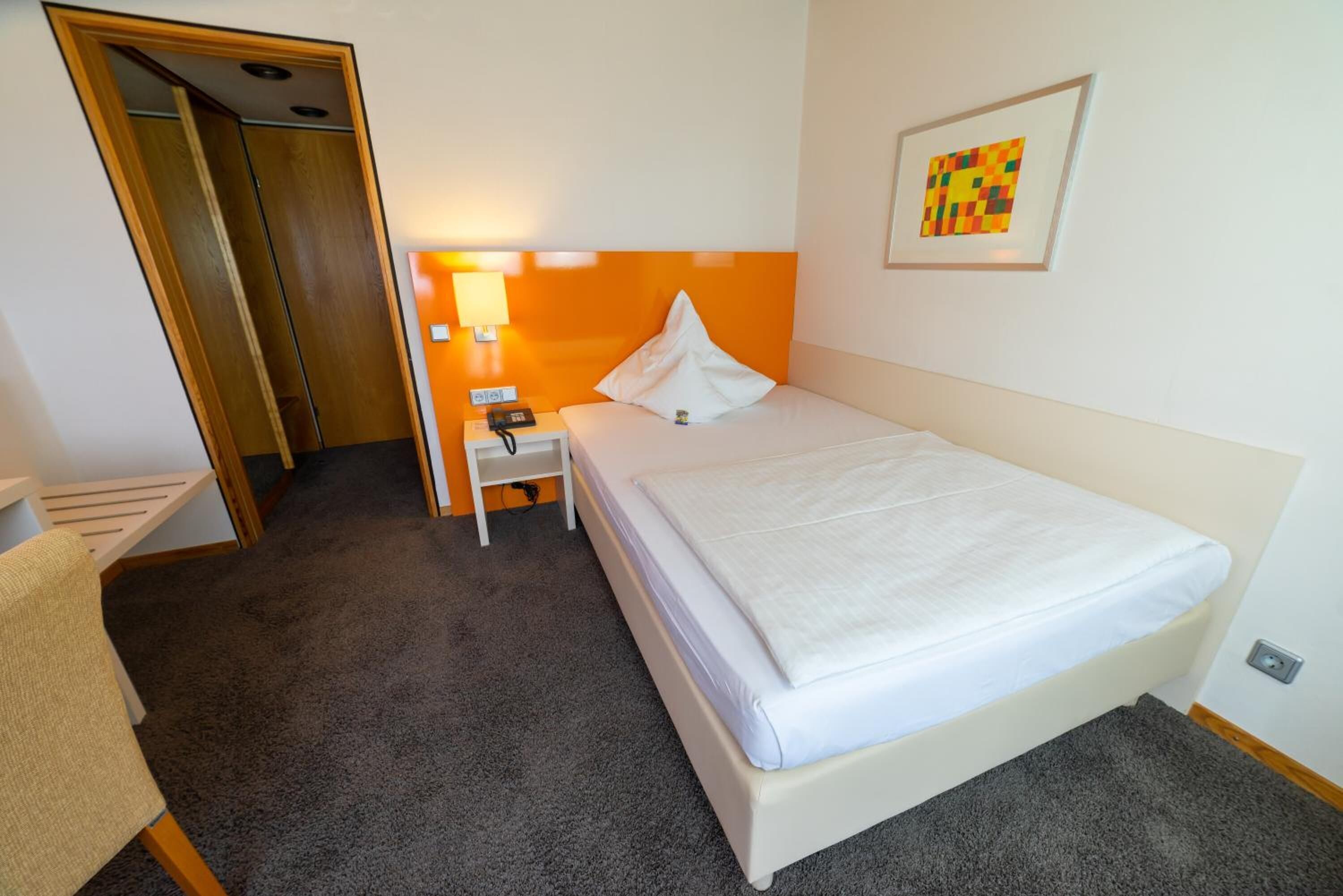 hypo-allergenic bedding, desk, cots/infant beds, free wifi