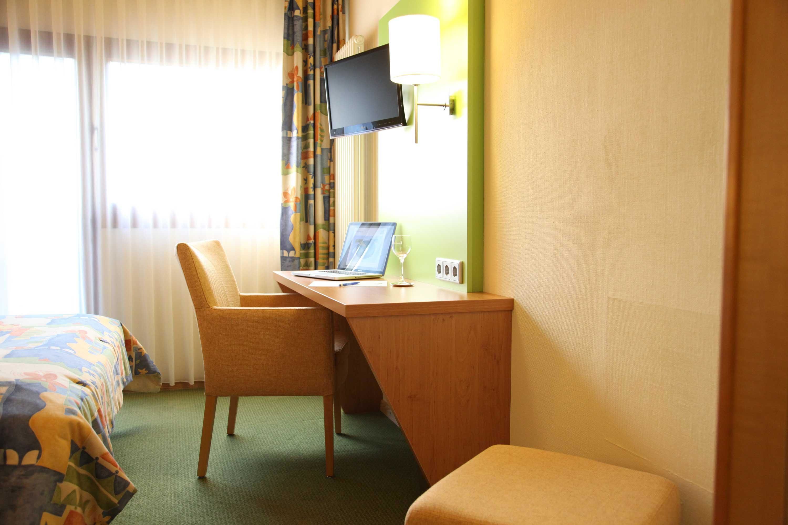 standard single room | room amenity