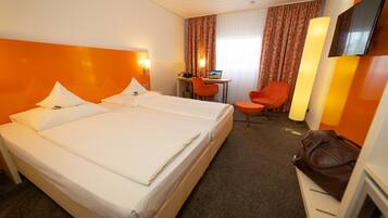 Hypo-allergenic bedding, desk, cots/infant beds, free WiFi