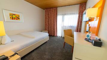 Hypo-allergenic bedding, desk, cribs/infant beds, free WiFi