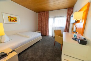 Hypo-allergenic bedding, desk, cribs/infant beds, free WiFi - Filderhotel (Ostfildern)