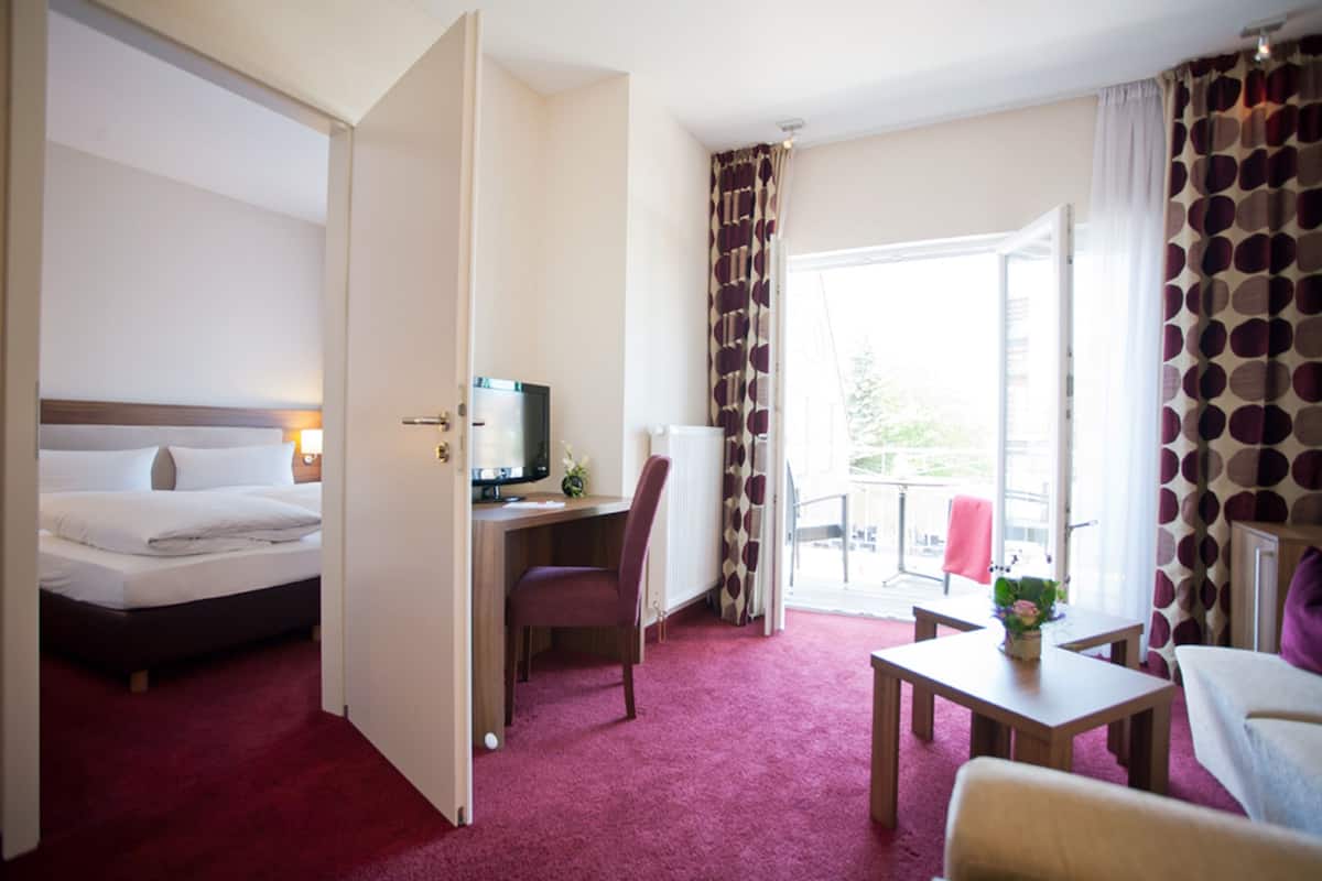 Familien-Suite, Balkon | Minibar, Zimmersafe, Schreibtisch, Verdunkelungsvorhänge