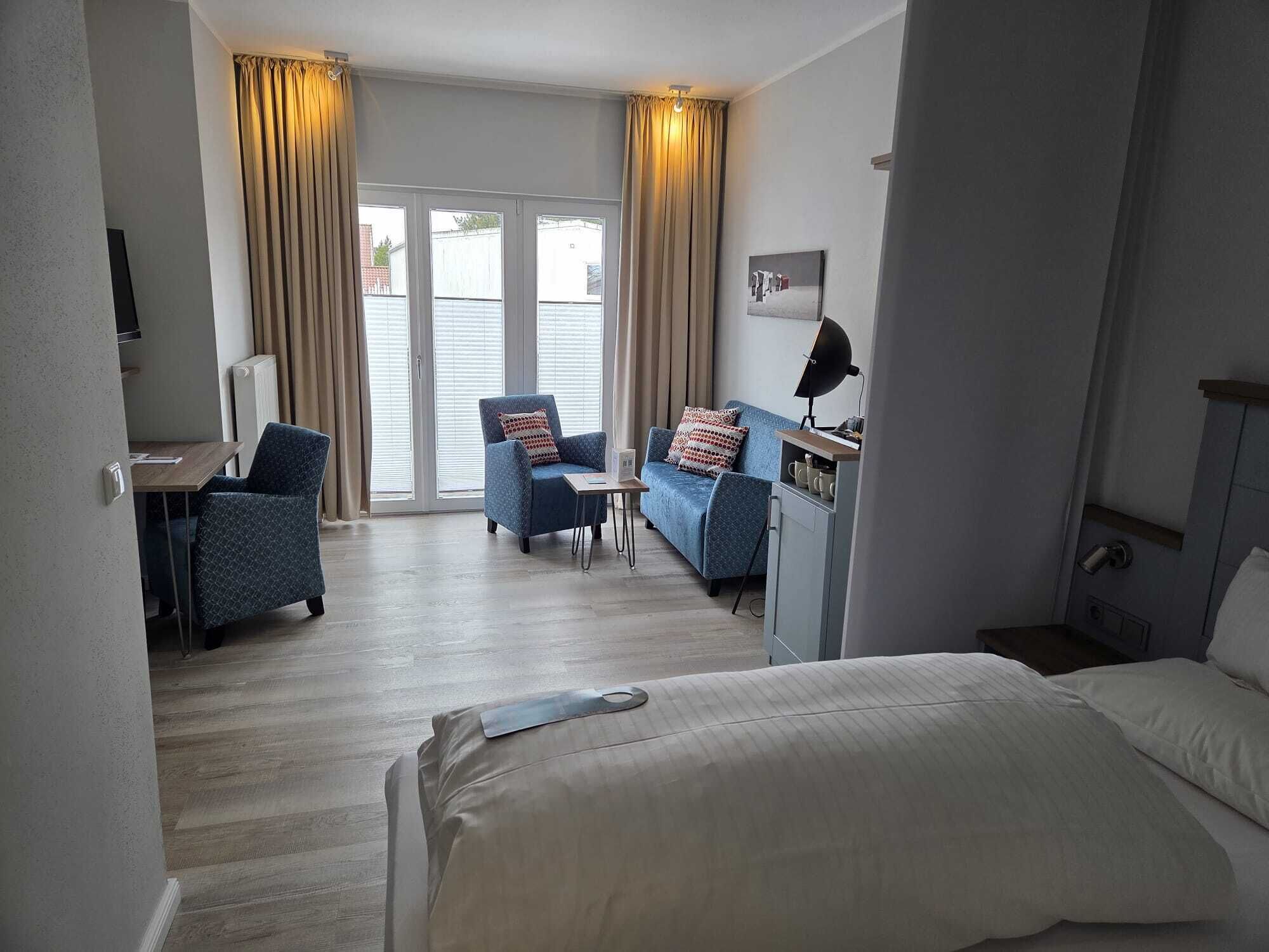 Suite familiar, balcón | Área de sala de estar | Televisión de pantalla plana 