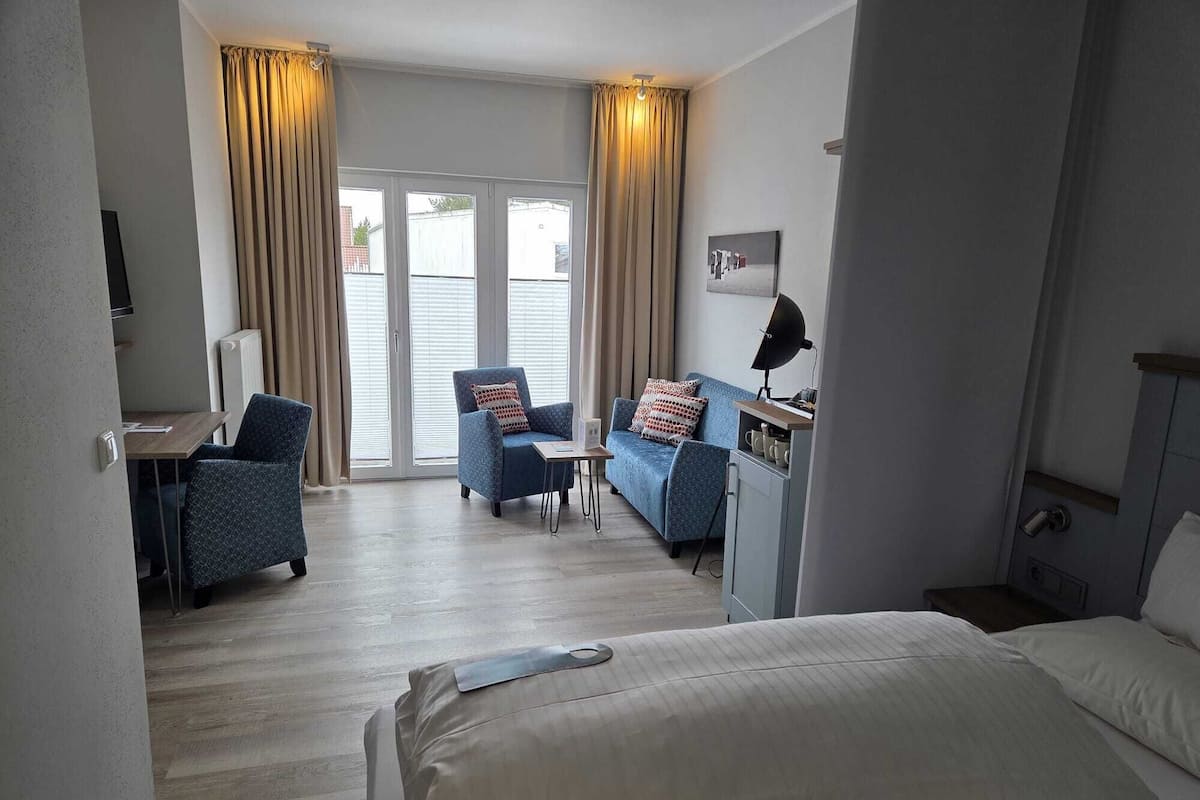 Suite familiar, balcón | Área de sala de estar | Televisión de pantalla plana