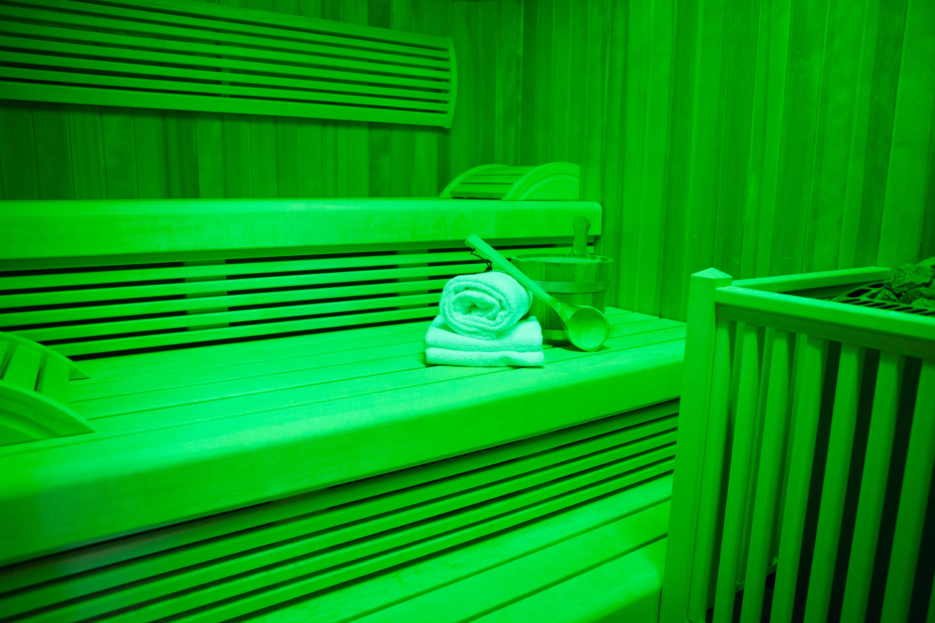Una sauna con bancos y toallas.