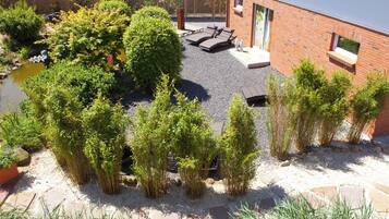 Suite familiar, balcón | Minibar, caja de seguridad en la habitación y escritorio