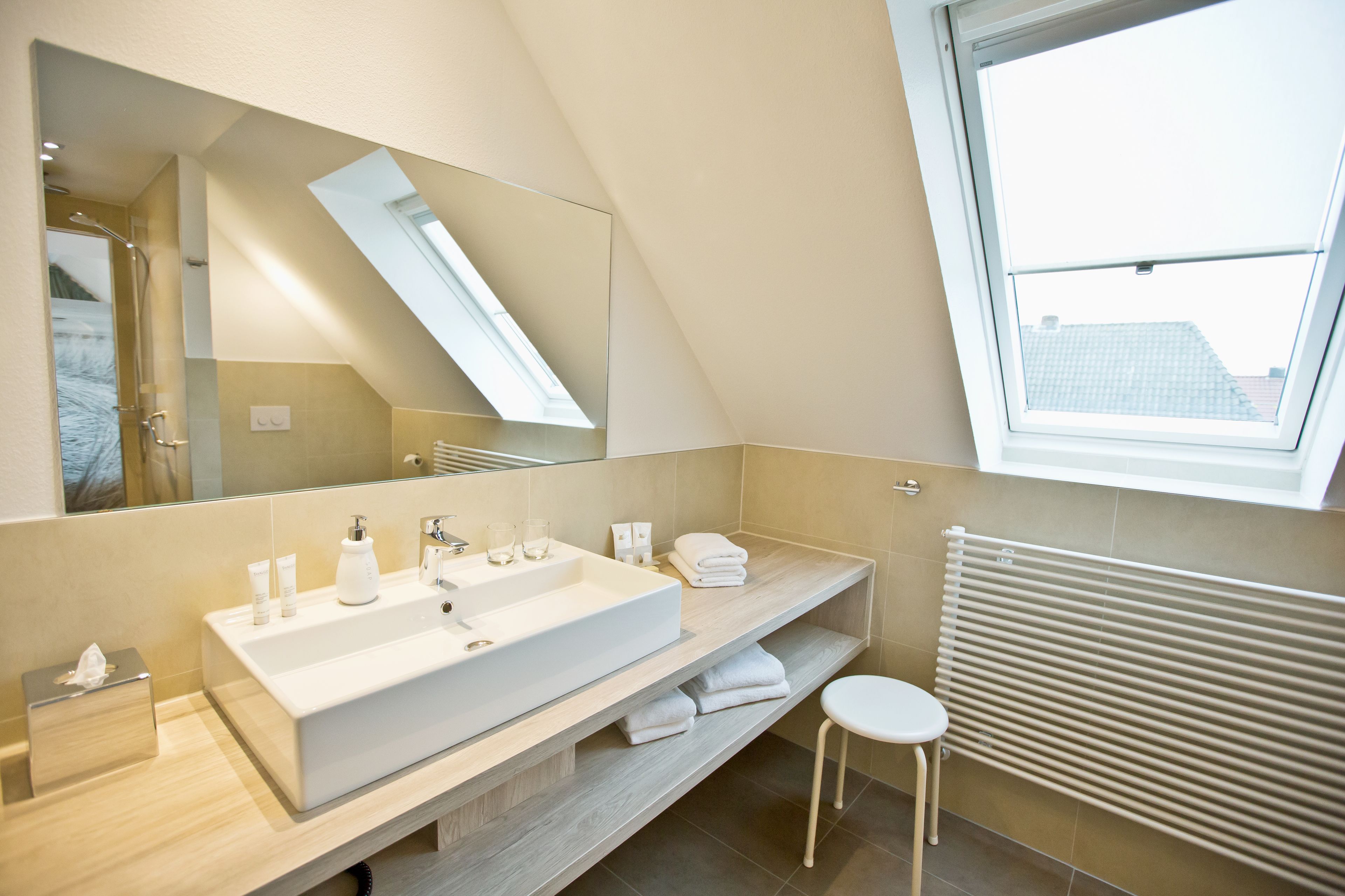 junior suite, 1 double bed | bathroom sink