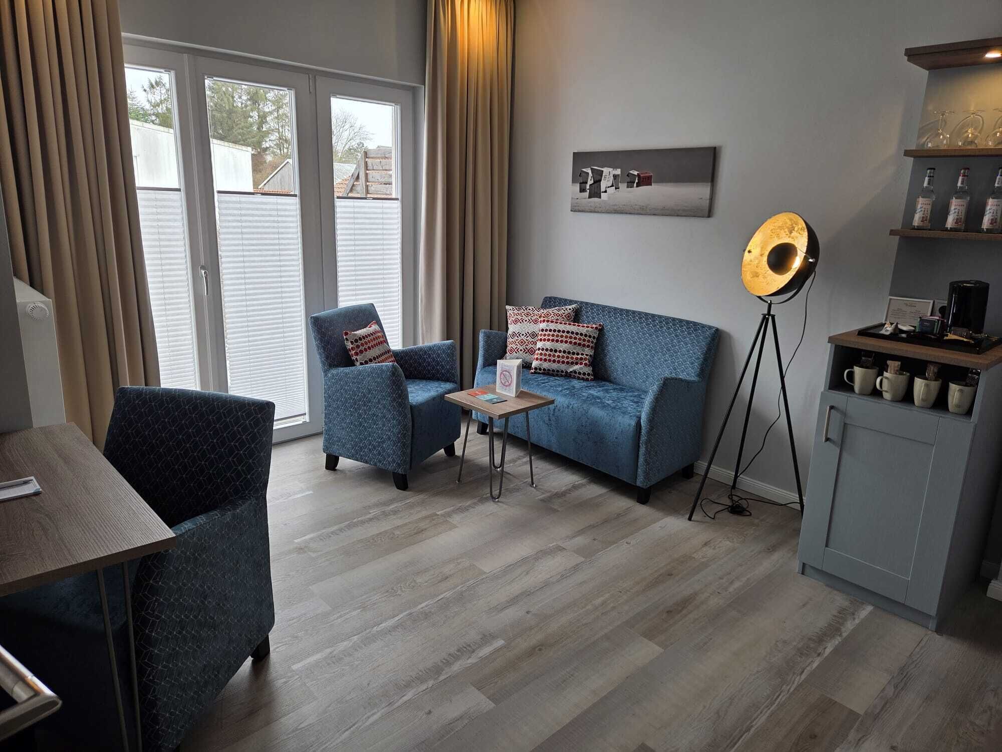 Familien-Suite, Balkon | Wohnbereich | Flachbildfernseher