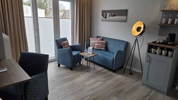 Familien-Suite, Balkon | Wohnbereich | Flachbildfernseher
