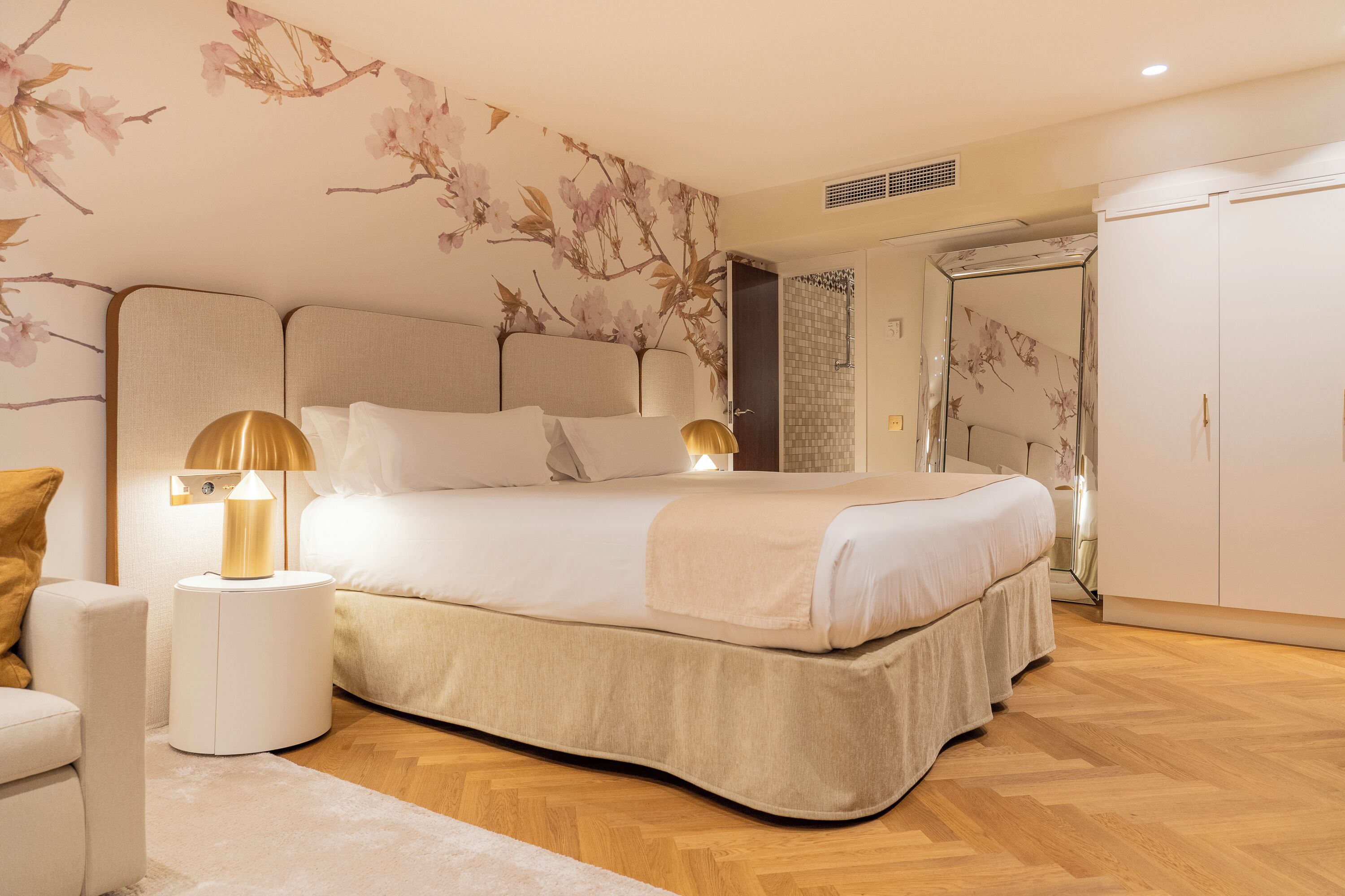 Ropa de cama de alta calidad, edredones de plumas, minibar y caja fuerte