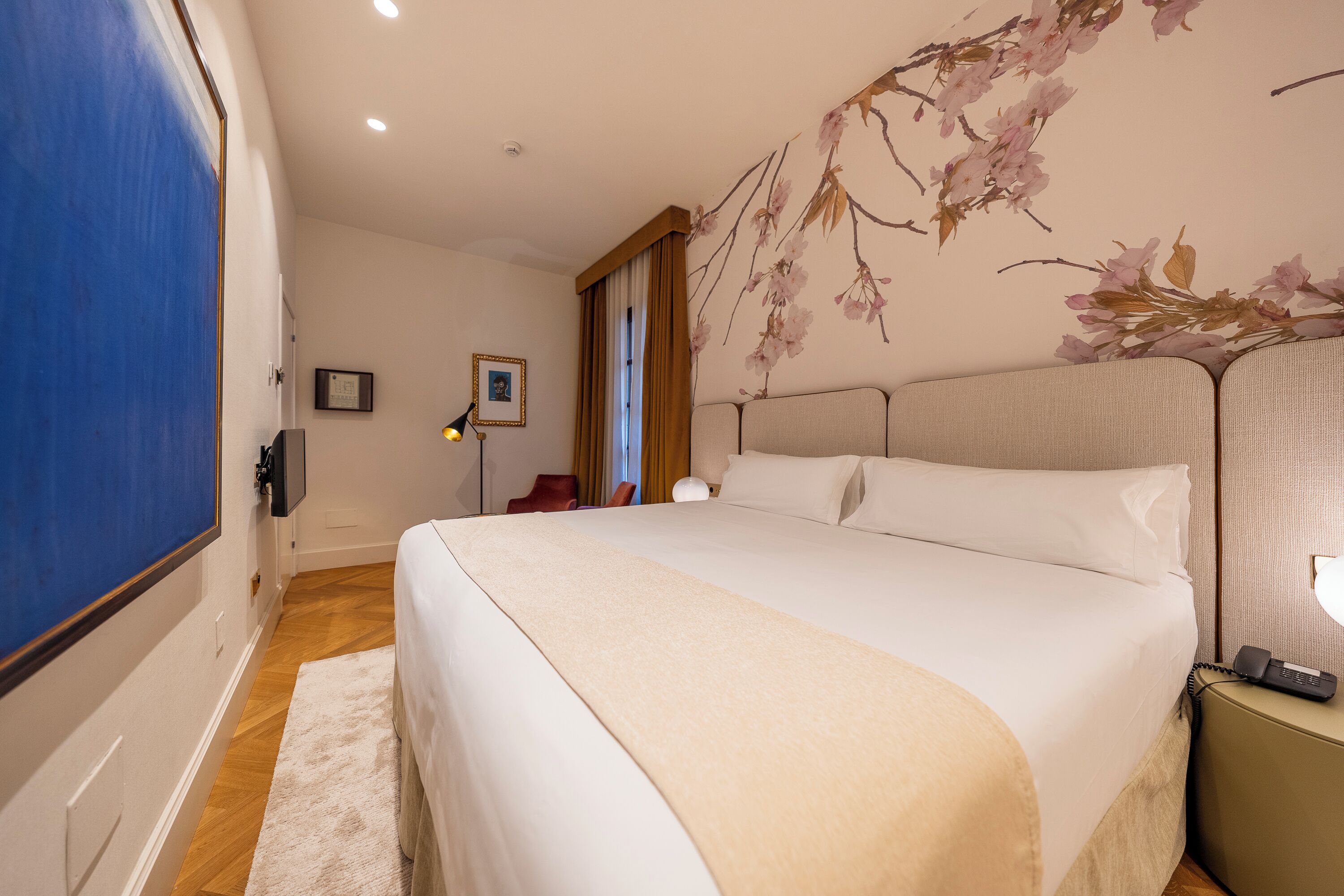 Ropa de cama de alta calidad, edredones de plumas, minibar y caja fuerte