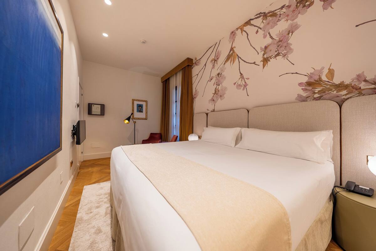 Premium bedding, down duvets, minibar, in-room safe
