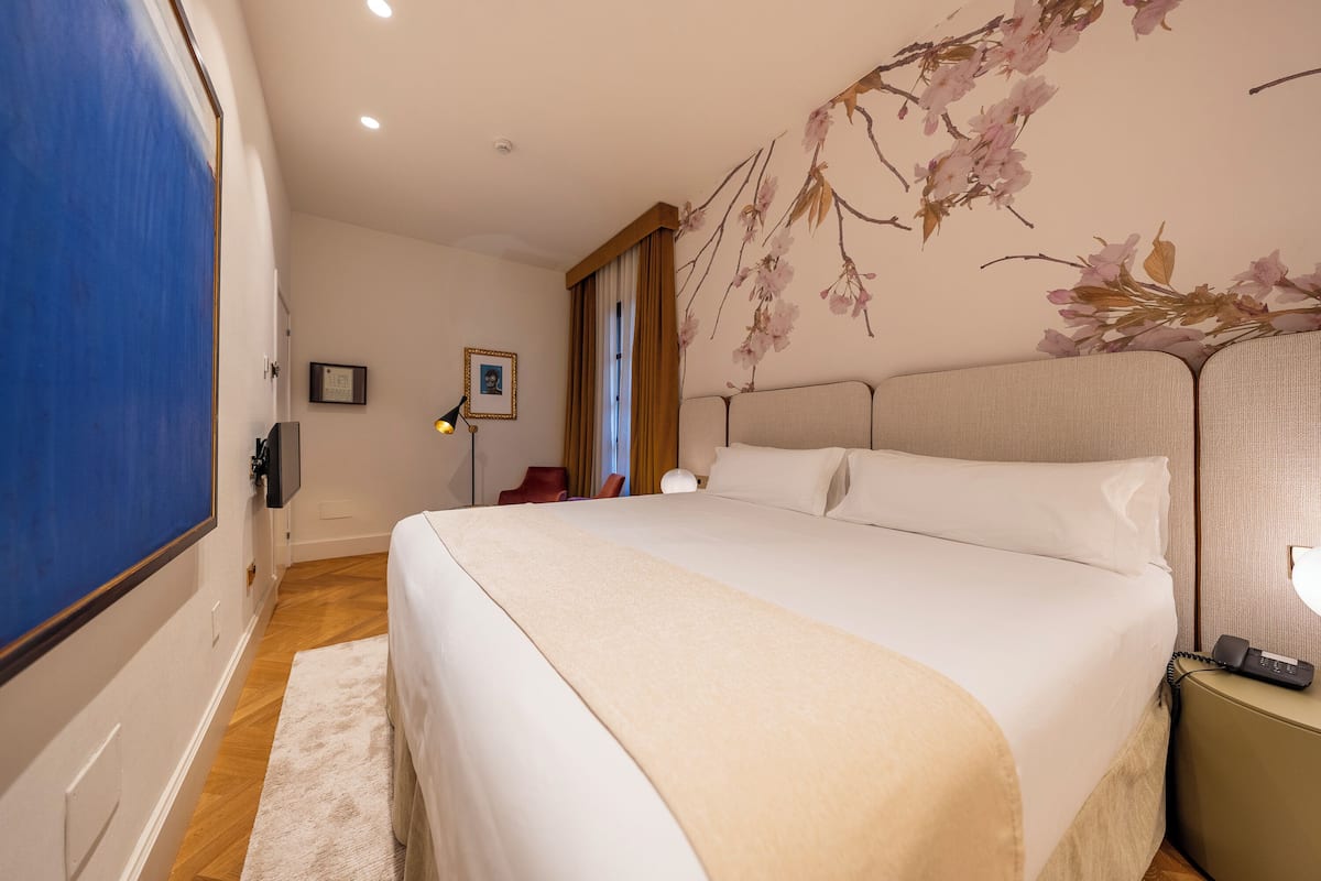 Roupas de cama premium, edredons de pluma, frigobar, cofres nos quartos