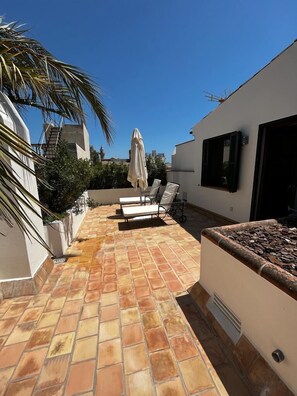 Royal-Suite, 2 Schlafzimmer, Terrasse, Blick auf den Innenhof | Terrasse/Patio