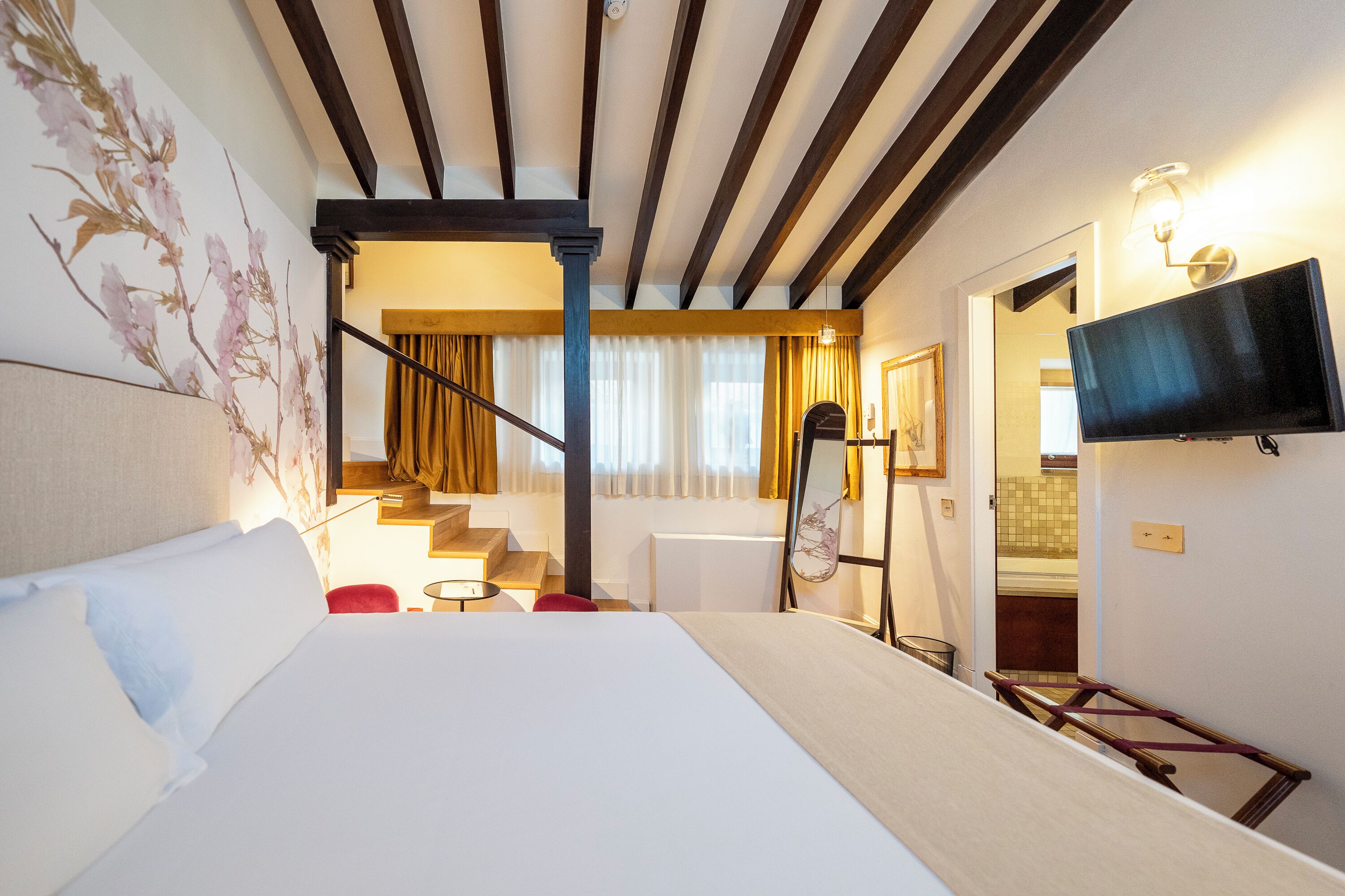 Ropa de cama de alta calidad, edredones de plumas, minibar y caja fuerte