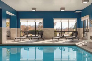 Una piscina techada, sillones reclinables de piscina