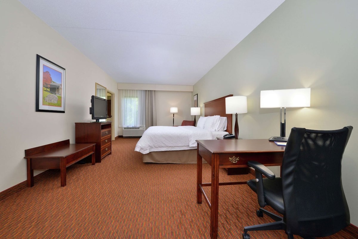 Down duvets, in-room safe, iron/ironing board, free WiFi