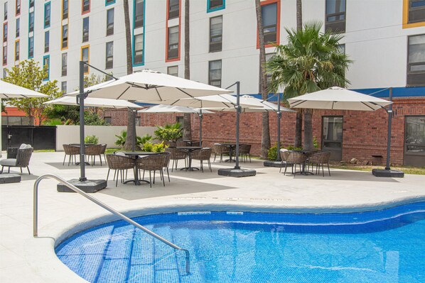 Outdoor pool - Hampton by Hilton Saltillo (Saltillo)